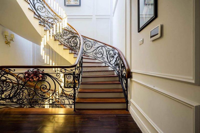 Không gian biệt thự tân cổ điển được trang trí rất tinh tế bằng các phào chỉ, tranh treo tường và đèn chùm.